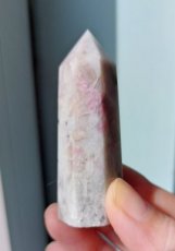 Roze toermalijn met lepidoliet punt