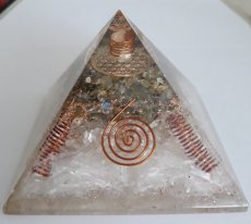 ORG23 Orgonite piramide 'Extra' Labradoriet-Bergkristal-Seleniet (met flower of life) 11 cm