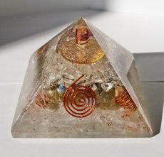 ORG25A Orgonite piramide 'Extra' Labradoriet-Bergkristal-Seleniet (met flower of life) 90 mm