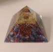 Orgonite piramide Robijn in Kyaniet 70-75 mm