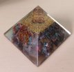 Orgonite piramide Robijn in Kyaniet 70-75 mm